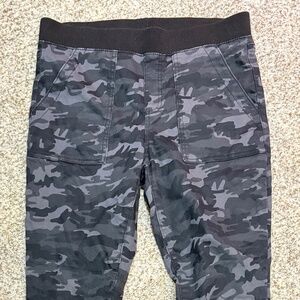 Women's black and gray camouflage skinny pants